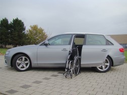 Das Rollstuhlverladesystem LADEBOY S2 im Audi A4 Avant ab 2008.