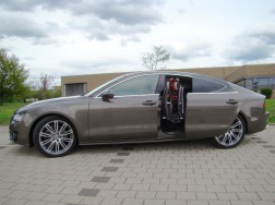 Das Rollstuhlverladesystem LADEBOY S2 im Audi A7.