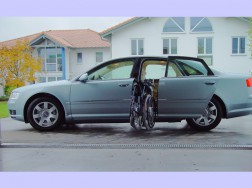 Dir Rollstuhlverladehilfe LADEBOY S im Audi A8