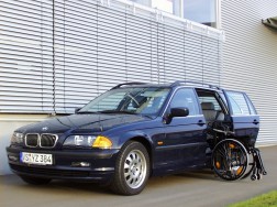 Die Rollstuhlverladehilfe LADEBOY S2 im BMW 3er E46 Touring 1999-2005.