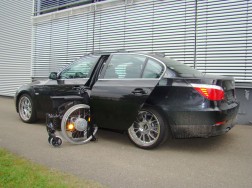 Die Rollstuhlverladehilfe LADEBOY S2 im BMW E60