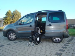Der Rollstuhlladelift LADEBOY S2 im Citroen Berlingo.