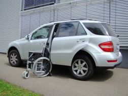 Der Rollstuhlverladelift LADEBOY S2 in der Mercedes M-Klasse W164.