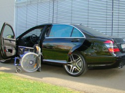 Das Rollstuhlverladesystem LADEBOY S2 in der Mercedes S-Klasse W221 AMG.