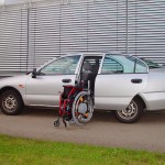 Der Rollstuhlverladelift LADEBOY S im Mitsubishi Carisma