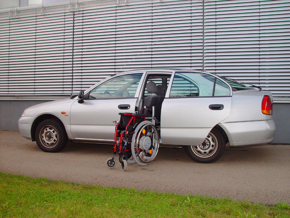 Der Rollstuhlverladelift LADEBOY S im Mitsubishi Carisma