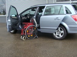 Das Rollstuhlliftsystem LADEBOY S2 im Opel Astra H Caravan