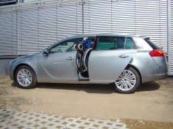 Die Rollstuhlverladehilfe LADEBOY S2 im Opel Insignia Sports Tourer