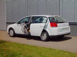 Die Rollstuhlverladehilfe LADEBOY S im Opel Signum