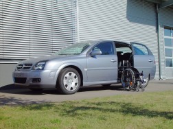 Der Rollstuhlverladelift LADEBOY S im Opel Vectra GTS
