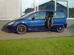 Die Rollstuhlverladehilfe LADEBOY S2 im Peugeot 307