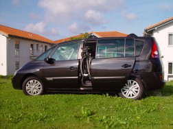 Der Rollstuhlverladelift LADEBOY S2 im Renault Espace Van.