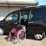 Die Rollstuhlverladehilfe LADEBOY S2 im Renault Kangoo II. Rollstuhl ungefaltet.