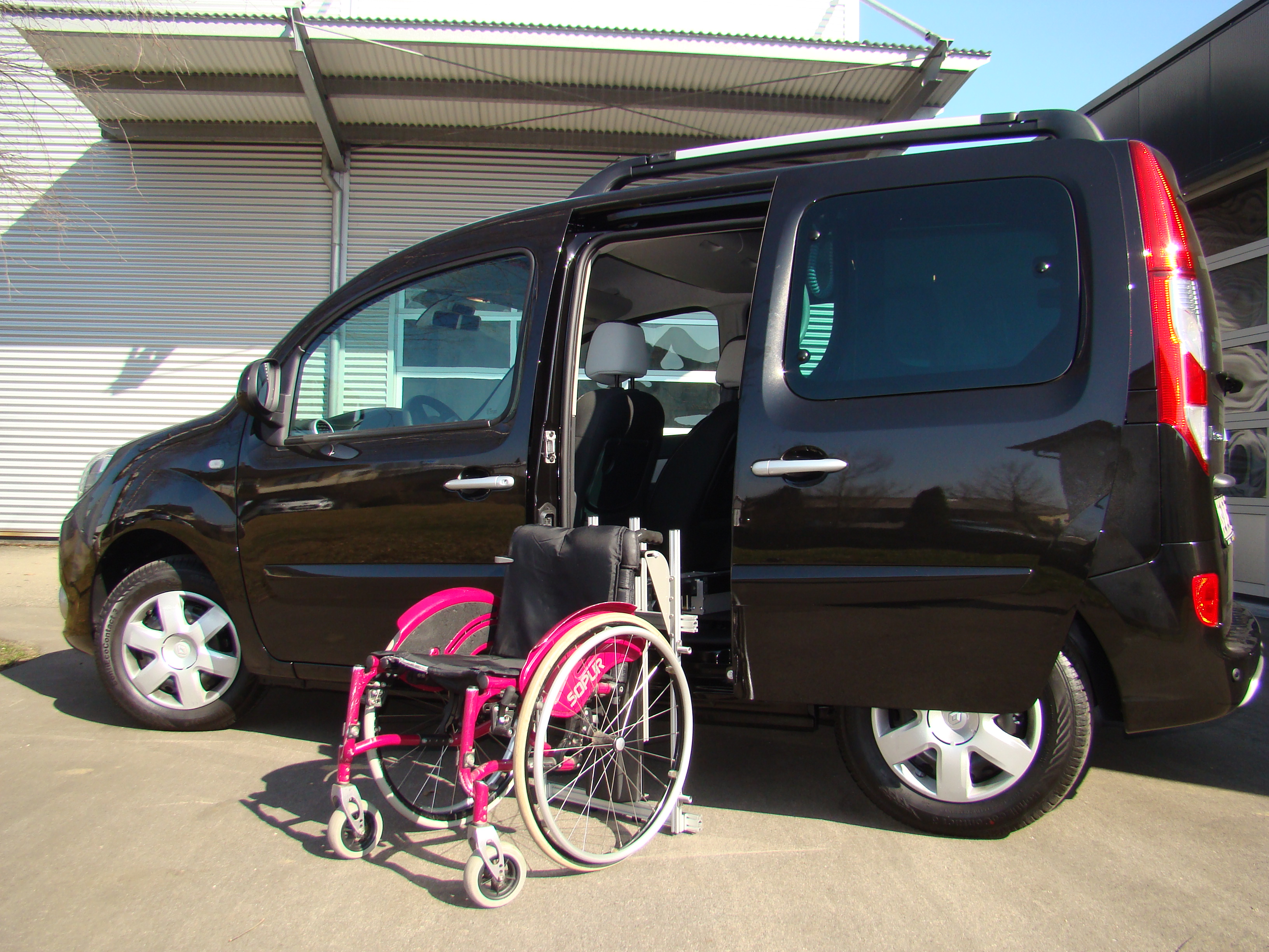 Die Rollstuhlverladehilfe LADEBOY S2 im Renault Kangoo II. Rollstuhl ungefaltet.