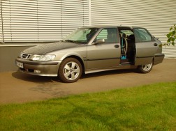 Das Rollstuhlverladesystem LADEBOY S2 in der Saab 9-3 Limousine.