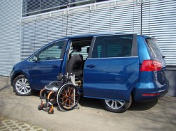 Der LADEBOy S2 im Seat Alhambra Rollstuhl ungefaltet.