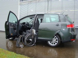 Das Rollstuhlverladesystem LADEBOY S2 im Seat Altea XL.
