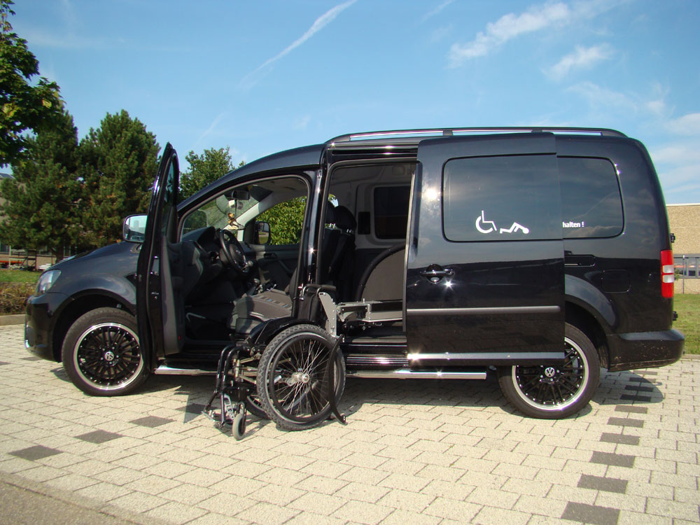 Die Rollstuhlverladehilfe LADEBOY S2 im VW Caddy Maxi
