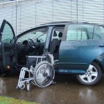 Der Rollstuhlverladelift LADEBOY S2 im VW Golf 6 Plus.