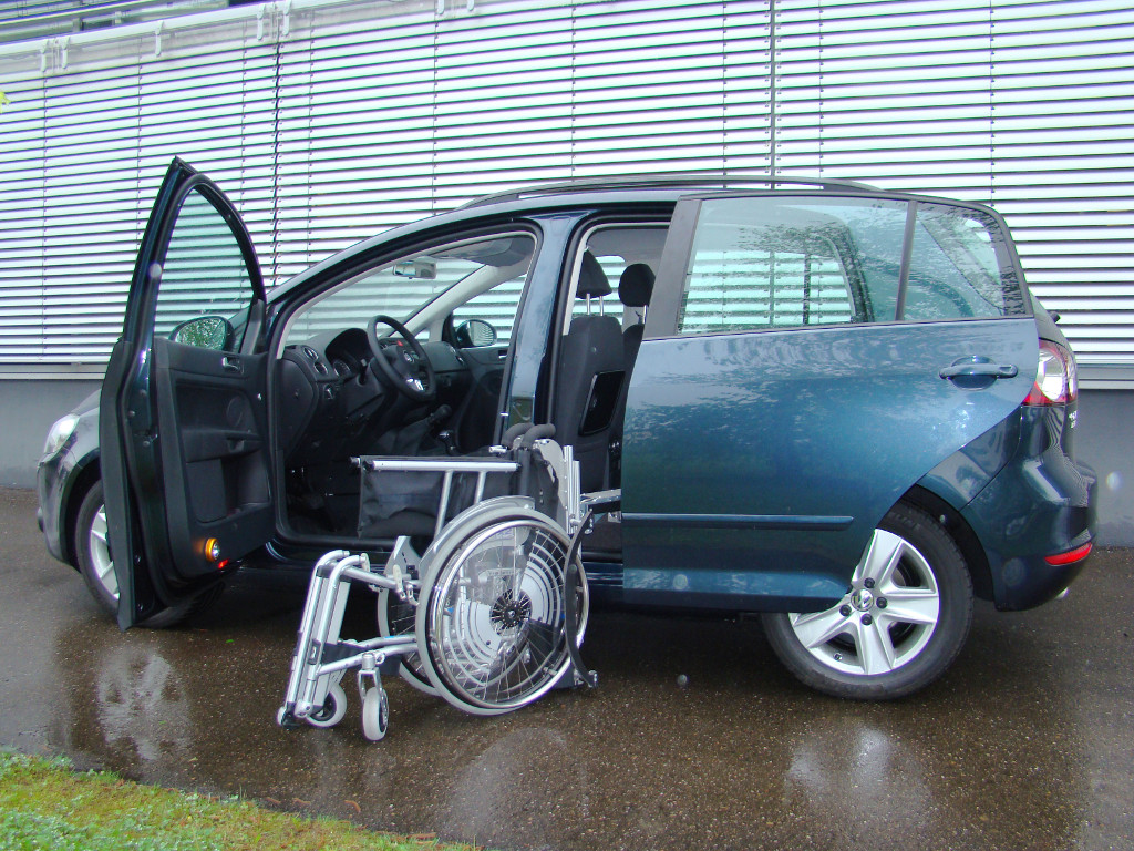 Der Rollstuhlverladelift LADEBOY S2 im VW Golf 6 Plus.