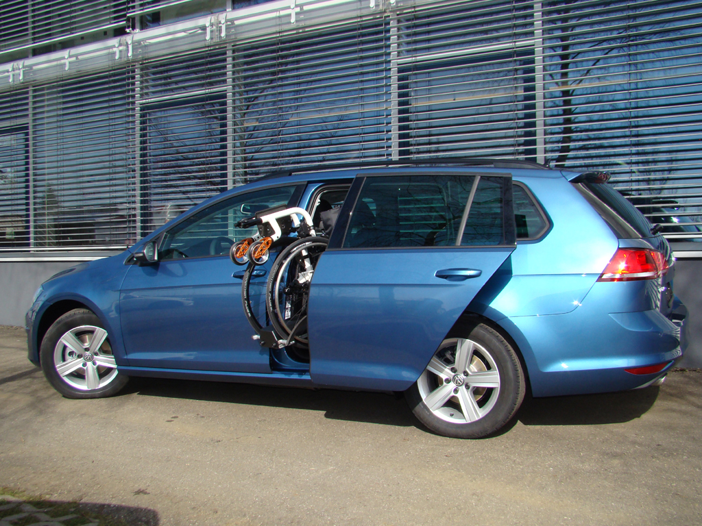 Das Rollstuhlverladesystem LADEBOY S2 im VW Golf 7 Variant 2015.