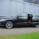 Elektrische Schwenktür im VW Passat.