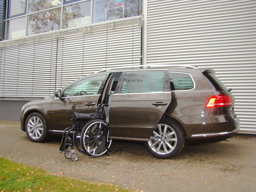 Der Rollstuhlverladelift LADEBOY S2 im VW Passat Variant 2012,