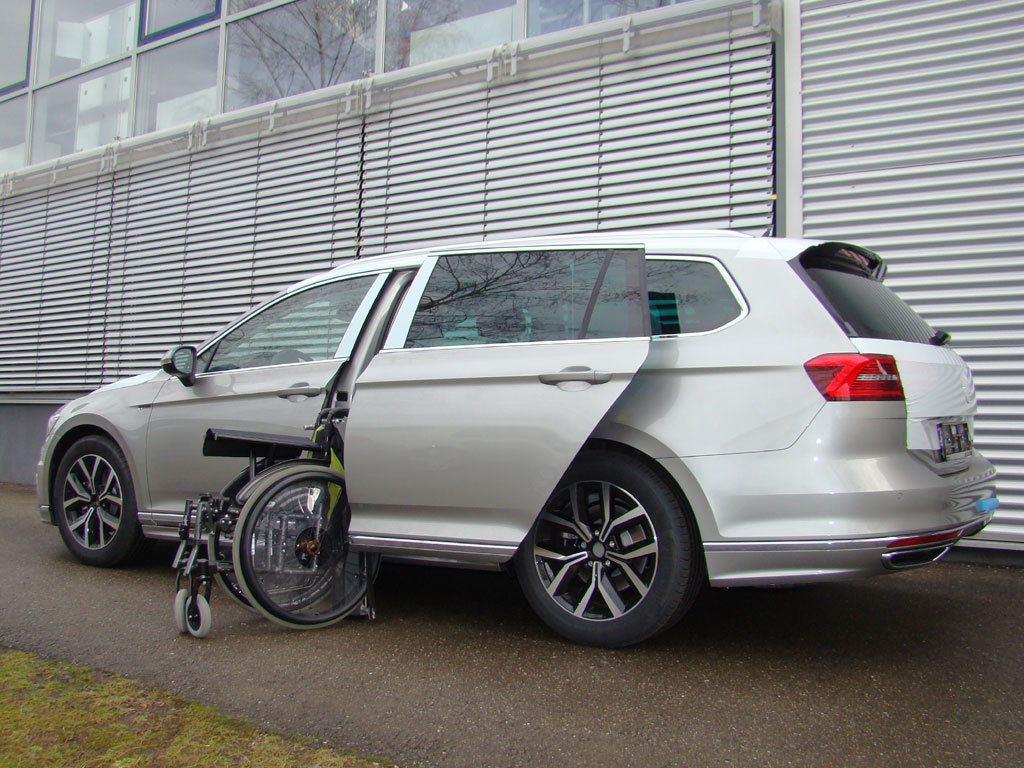 Das Rollstuhlverladesystem LADEBOY S2 im VW Passat Variant Bj. 2016