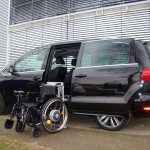 Die Rollstuhlverladehilfe LADEBOY S2 für einen ungefalteten Rollstuhl im VW Sharan II.