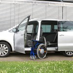 Der Rollstuhlverladelift LADEBOY S2 Maximum im VW Sharan II.