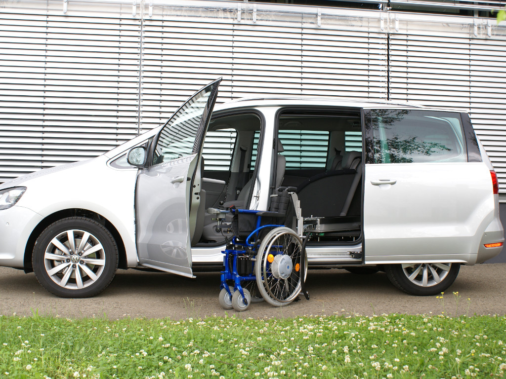 Der Rollstuhlverladelift LADEBOY S2 Maximum im VW Sharan II.