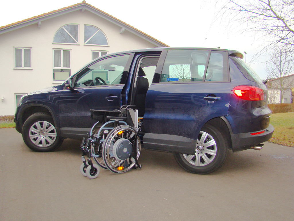 Das Rollstuhlverladesystem LADEBOY S2 im VW Tiguan.