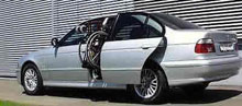 Das Rollstuhlverladesystem Ladeboy S2 in der BMW 5er e34 Limousine.