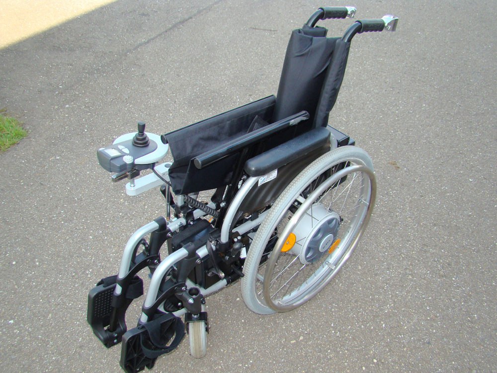 E-fix Rollstuhl mit geteiltem Akku im gefalteten Zustand.