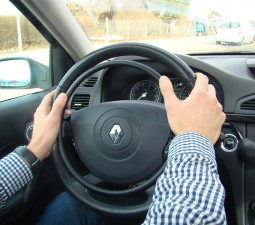 Der Gasring mit Handbedienbremse für Fahren mit beiden Händen am Lenkrad.