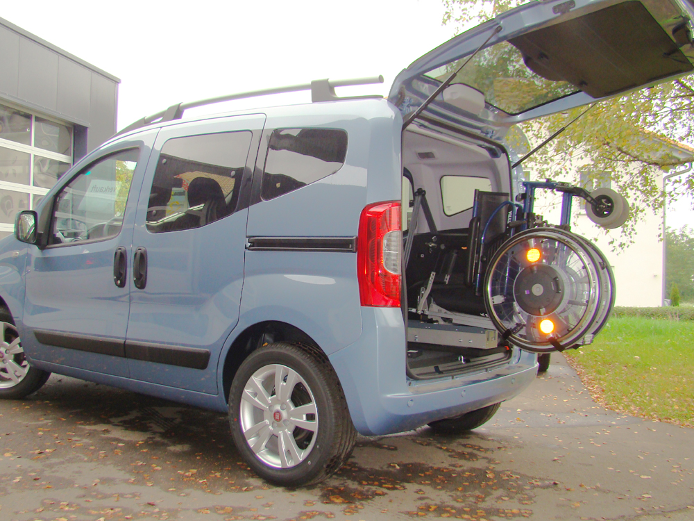 Die Rollstuhlverladehilfe LADFEBOY S im Fiat Qubo.