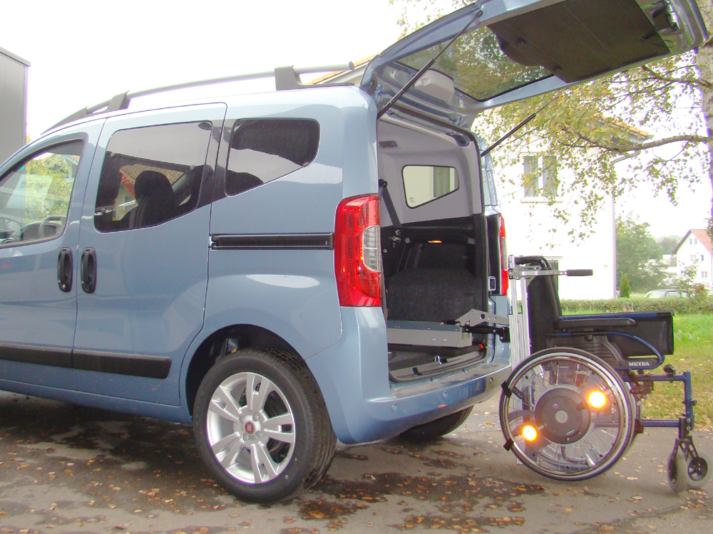 Der Rollstuhllverladelift LADEBOY S im Fiat Qubo.