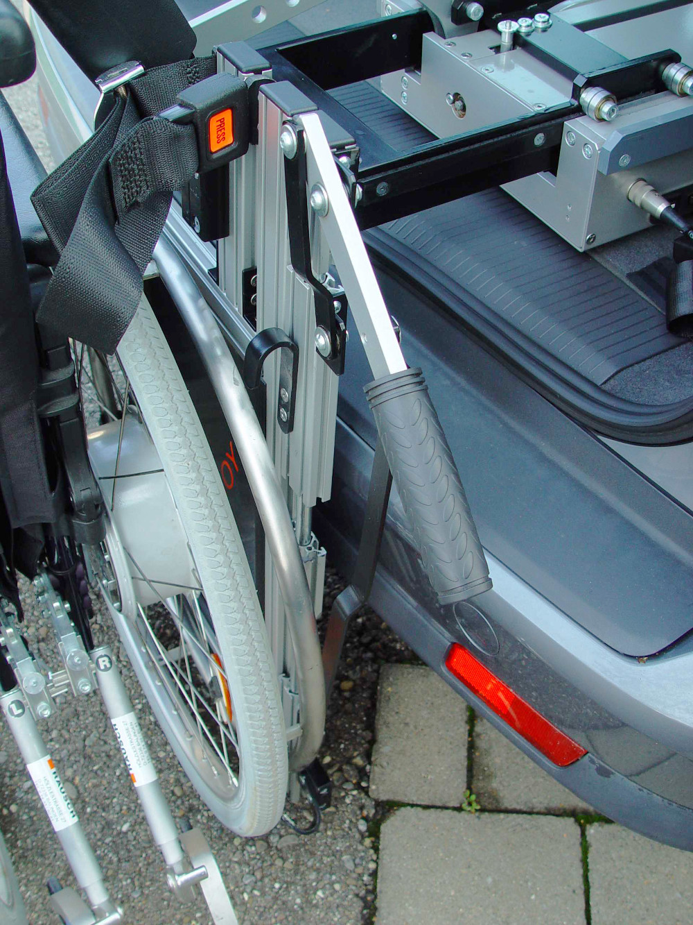 Das Rollstuhlverladesystem LADEBOY mit Komfortbedienung für leichteres Handling.