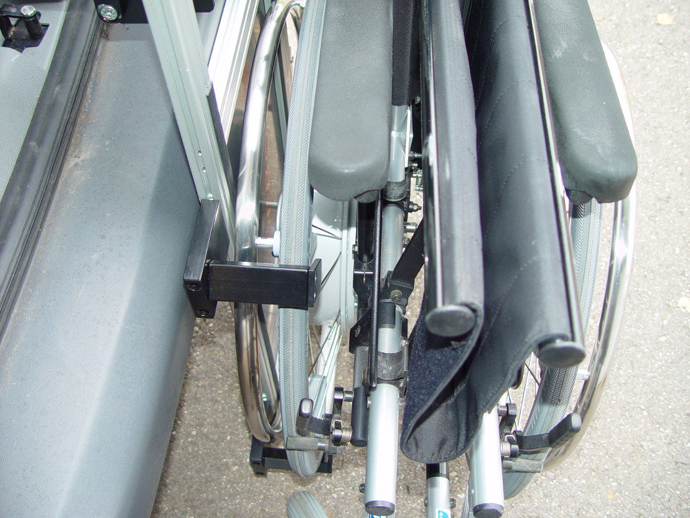 Die Rollstuhlverladehilfe LADEBOY mit Sonderhalterung für einen Rollstuhl mit e-motion Antrieb.
