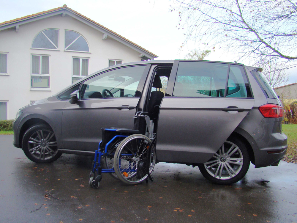 Das Rollstuhlliftsystem LADEBOY S2 im VW Golf Sportsvan.
