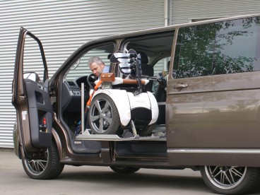 Der Rollstuhlverladelift SCOOETRBOY im VW T5 mit Segway Genny.