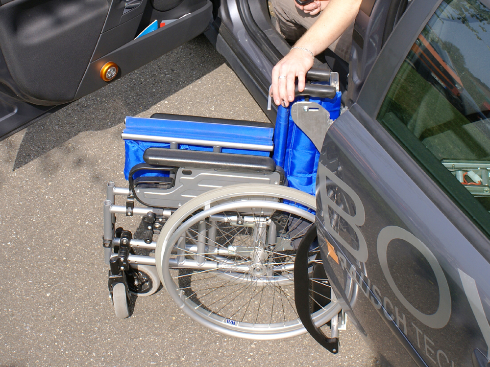 Sinnvolle Anfahrhilfe beim Rollstuhlverladesystem LADEBOY S2.