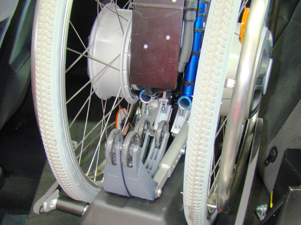 Rollstuhl inklusive Kippstützen mit dem LADEBOY S2 verladen.