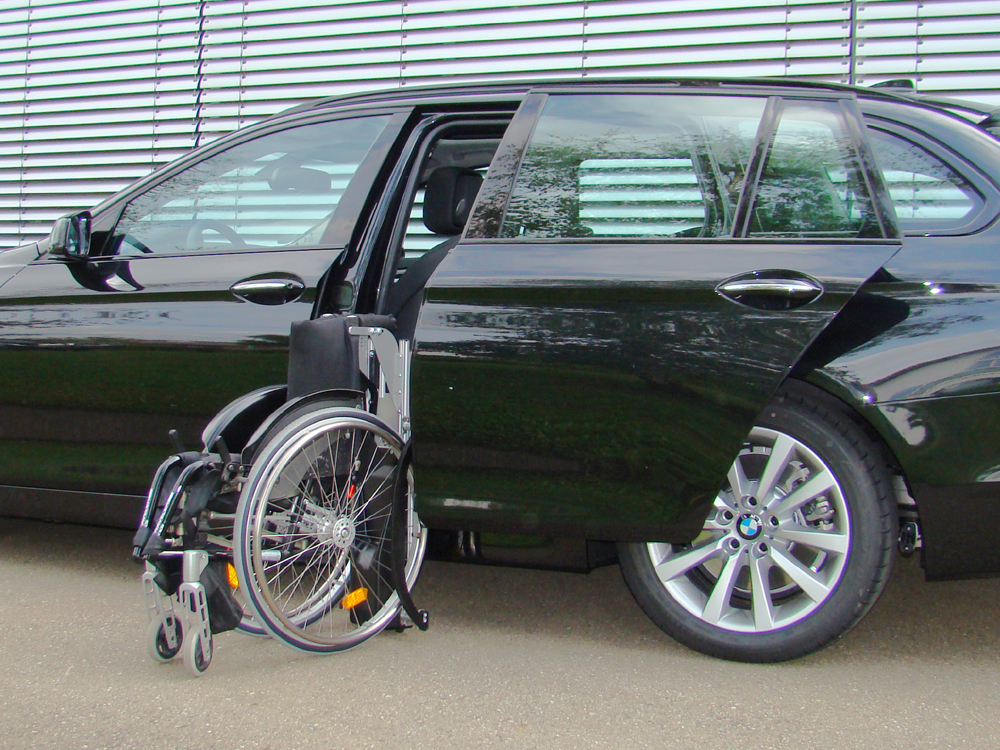 Das Rollstuhlverladesystem LADEBOY S2 mit automatischer Schwenktür.