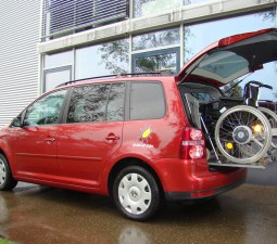 Das Rollstuhlverladesystem SCOOTERBOY im VW Touran.