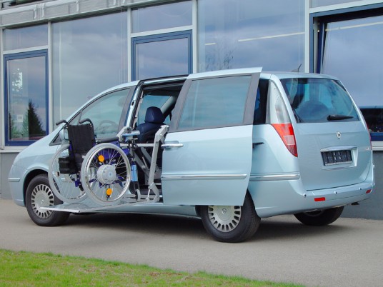 Der Rollstuhllift SCOOTERBOY für die Verladung des Ellektrorollstuhls seitlich hinter dem Fahrersitz.