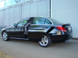 Das Rollstuhlliftsystem LADEBOY S2 in der Mercedes C-Klasse W205 Limousine.