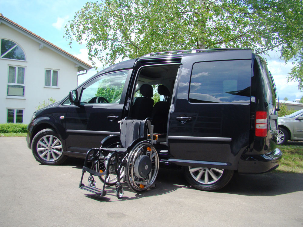 Das Rollstuhlverladesystem LADEBOY S2 im VW Caddy Rollstuhl ungefaltet