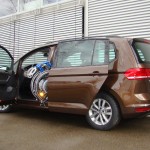 Die Rollstuhlverladehilfe LADEBOY S2 im VW Touran II