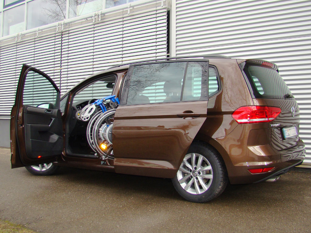 Die Rollstuhlverladehilfe LADEBOY S2 im VW Touran II